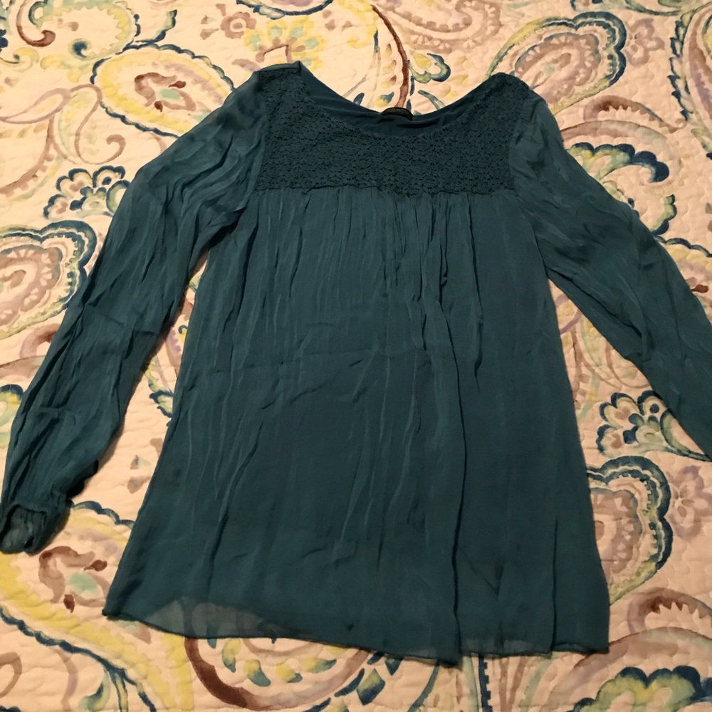 Flowey blouse with lace like detail.